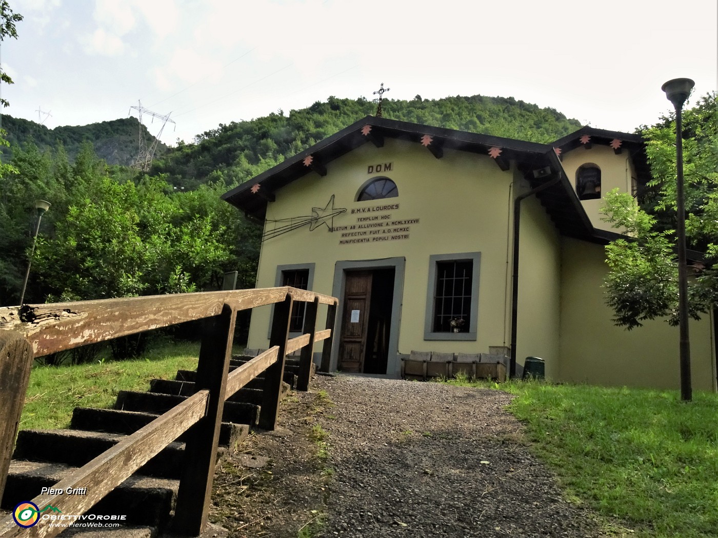 03 Chiesetta S. Maria di Lourdes costruita ex novo (1990) distante dal fiume Brembo che aveva,  nell'alluvione del 1987, distrutto antica chiesetta vicina al fiume.JPG